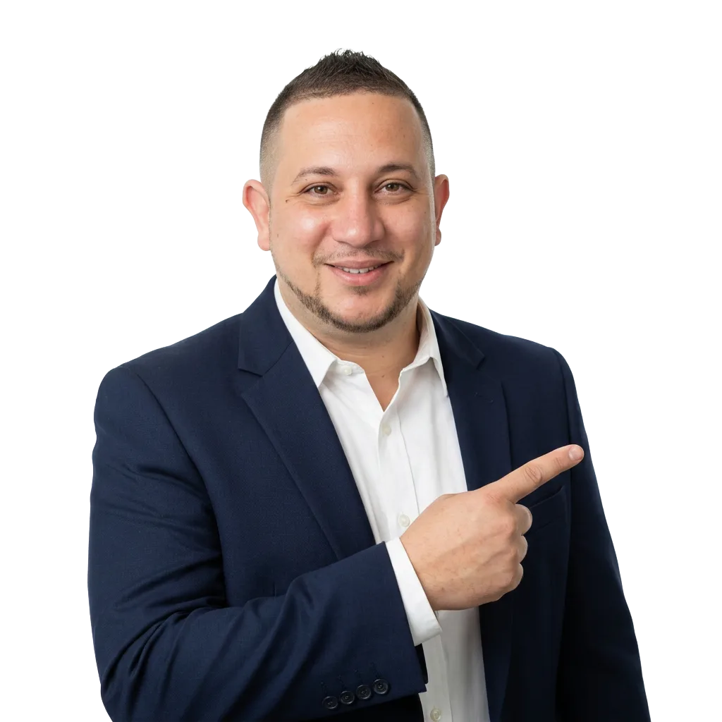 Michael pointe vers la droite en souriant